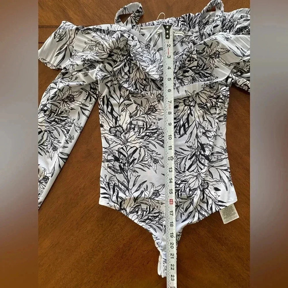 Guess Gorgeous Ruffle/Pleated Overlay Bodysuit White/Black Women’s Small EUC - Picture 11 of 14